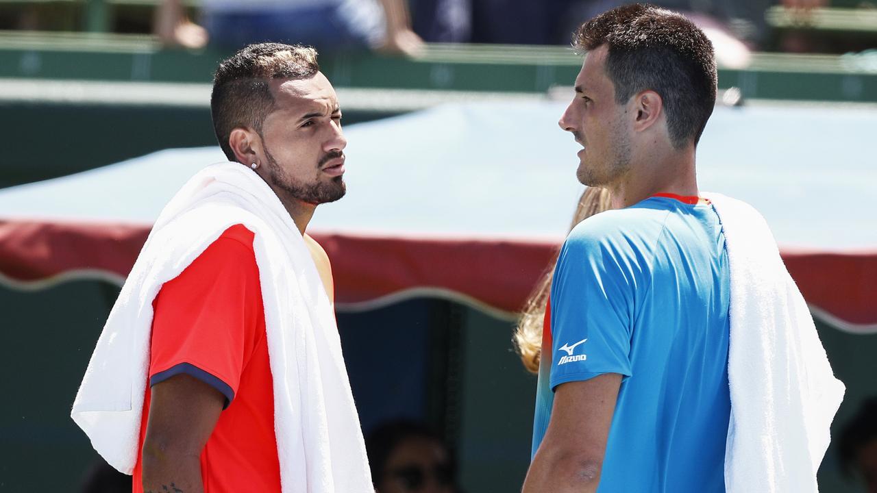 Nick Kyrgios 和 Bernard Tomic 在 2019 年 Kooyong Classic 的唯一一次竞争性会议上。  （美联社照片/丹尼尔·帕克特）