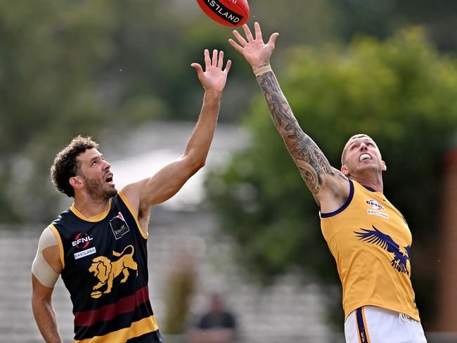 Eastern: The big men fly … Doncaster East’s Zac Clarke and Vermont’s Robert Ross. Picture: Andy Brownbill