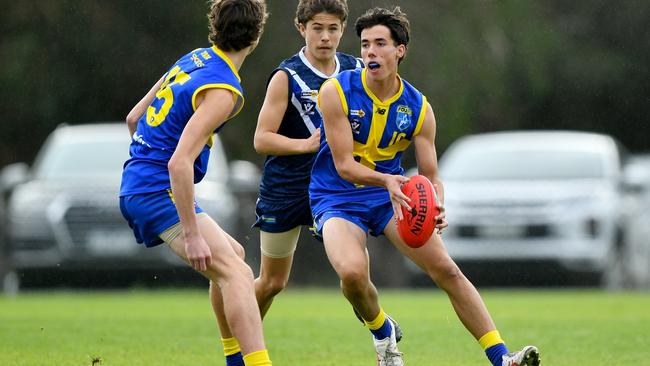 Charlie Montgomery of Frankston District evades a tackle during the South East Region Junior Development Carnival U17 Boys match between Mornington Peninsula and Frankston District at Olympic Park, Rosebud. (Photo by Josh Chadwick)