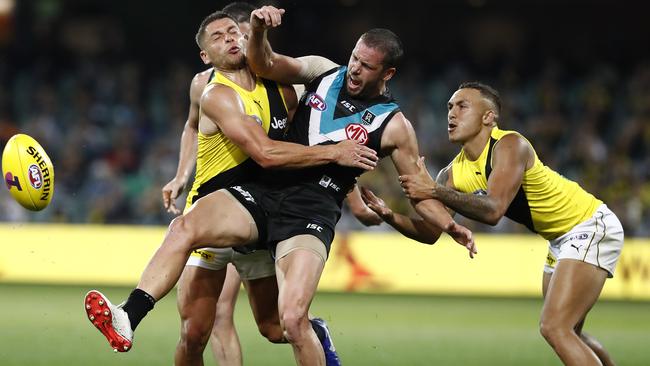 Travis Boak under fierce pressure from Tigers Dion Prestia and Shai Bolton. Picture:Ryan Pierse/Getty Images