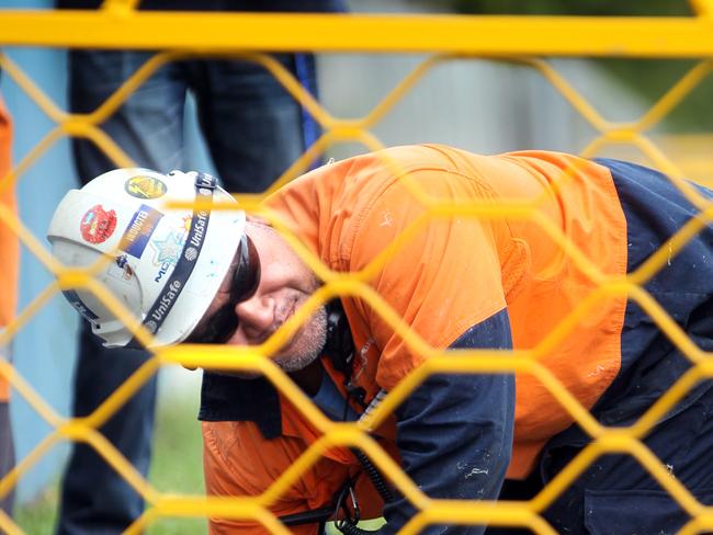 Tasmania�s NBN rollout. Visionstream has ramped up work and is now laying fibre in West Hobart, East Launceston and Rosny. picture of electrical contractors working in Warrane,