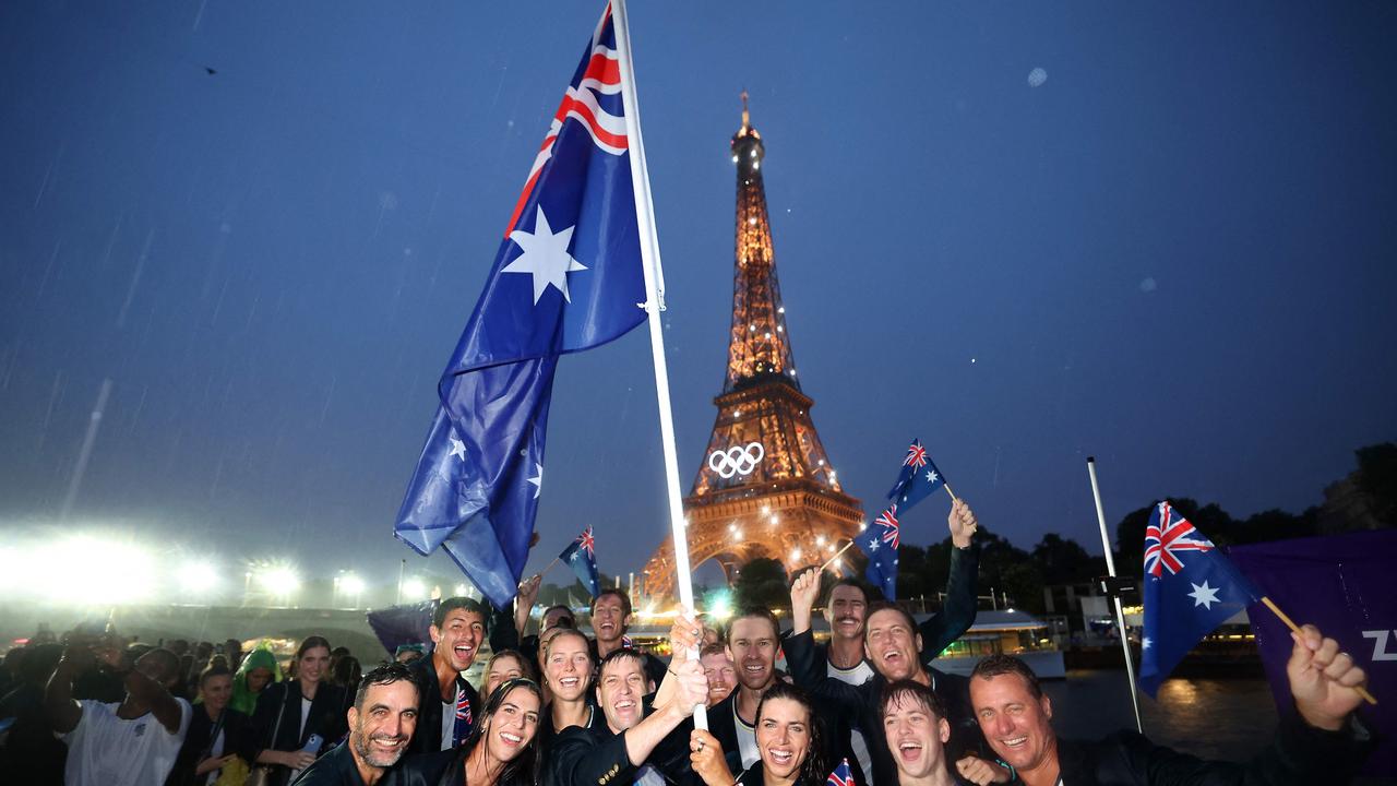 Jessica Fox and Eddie Ockenden, poses for a photo with the Eiffel Tower. (Photo by Quinn Rooney / POOL / AFP)