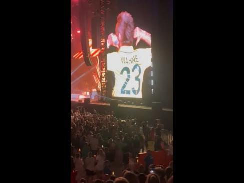 Robbie Williams pays tribute to Warnie