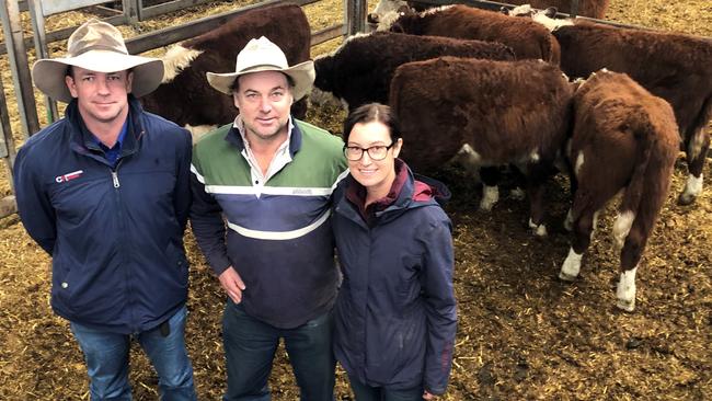 Matt Birch, Corcoran Parker, Mansfield, with then-first time vendors Glenn and Kate Berg of Jamieson, who sold Poll Hereford steers, 238kg, for $1675 or 704c/kg at the June 2021 Wodonga cattle sales. Picture: Fiona Myers