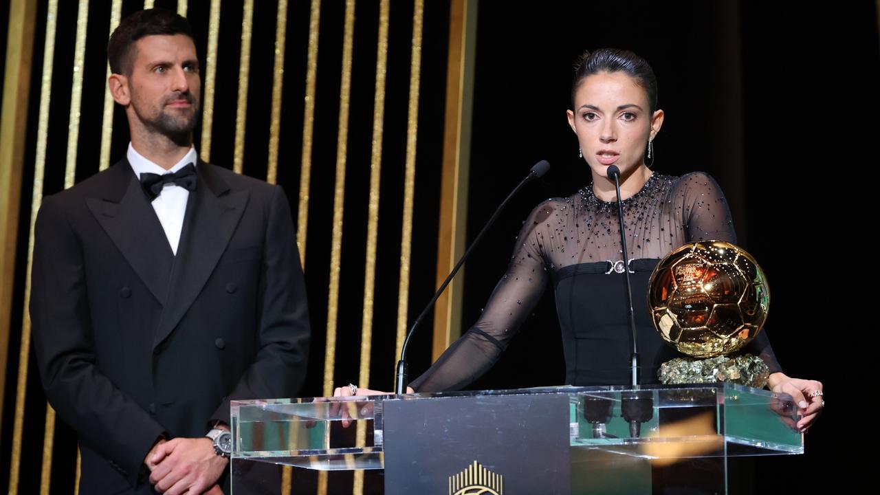 Novak Djokovic al presentar el Balón de Oro femenino genera indignación y pide salarios desiguales para mujeres y hombres