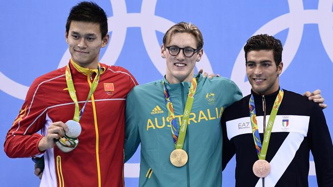 Australia's Mack Horton poses on the podium with silver medallist China's Sun Yang (L) and bronze medallist Italy's Grabriele Detti.