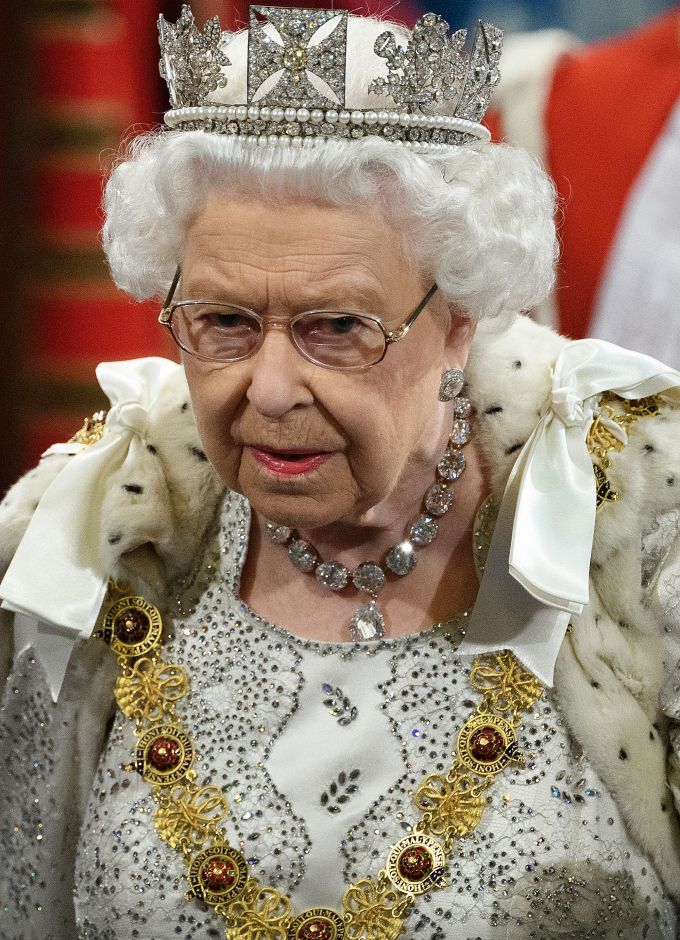 Queen Elizabeth II Says Your Neck Will Break If You Look Down While Wearing  the Imperial Crown