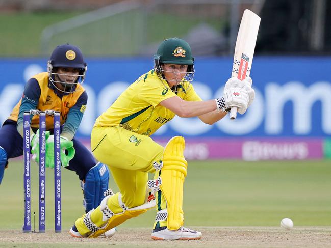 Australia's Beth Mooney (R) plays a shot as Sri Lanka's wicketkeeper Anushka Sanjeewani (L) looks on during the Group A T20 women's World Cup cricket match between Sri Lanka and Australia at St George's Park in Gqeberha on February 16, 2023. (Photo by Marco Longari / AFP)