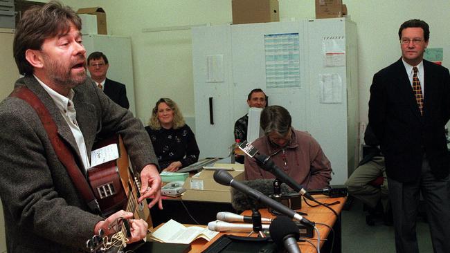 Musician John Schumann performs at the declaration of the 1998 poll in Mayo, won by Alexander Downer, right.