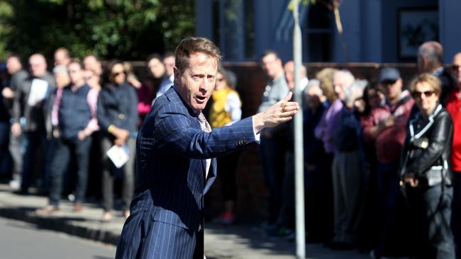 Auctioneer Phillip Kingston auctions a house at 1 George St in Caulfield North, Melbourne for Gary peer.