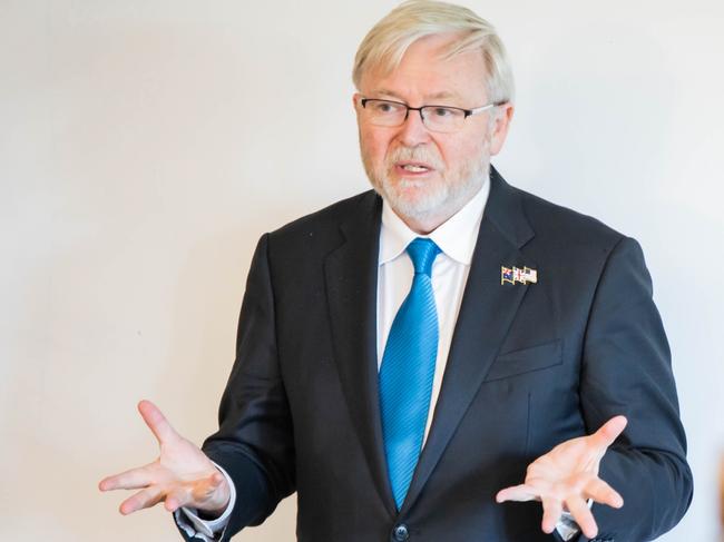 Australian ambassador to the US, Kevin Rudd, chat's with undergrad students from Salve Regina alongside Senator Reed about diplomacy, foreign policy, and leadership. Source - Twitter