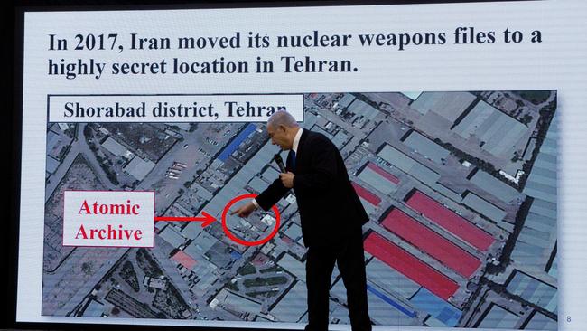 Benjamin Netanyahu points out the so-called ‘atomic archive’ in Iran. Photo: AP)