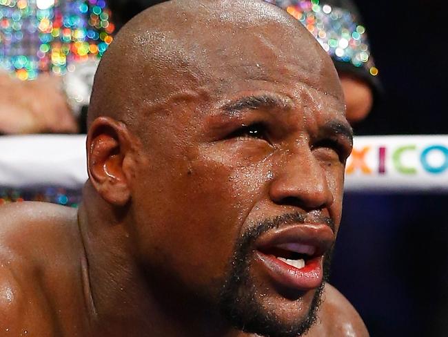 LAS VEGAS, NV - MAY 02: Floyd Mayweather Jr. sits in his corner between rounds against Manny Pacquiao during their welterweight unification championship bout on May 2, 2015 at MGM Grand Garden Arena in Las Vegas, Nevada. Al Bello/Getty Images/AFP == FOR NEWSPAPERS, INTERNET, TELCOS & TELEVISION USE ONLY ==