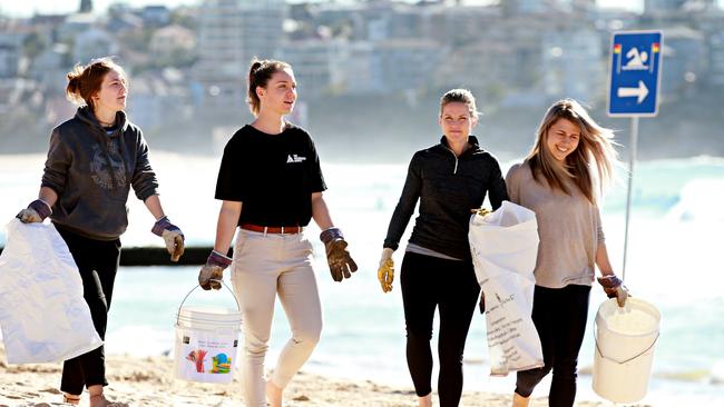 DoSomething Day 201825/7/18 (LR) Marie Rolfsmeier, Lily Kukulka, Caroline Batchler, Nevena Krups and Maria Atkins cleaning up Manly beach for DoSomething Day 2018.  Picture: Adam Yip / Manly Daily