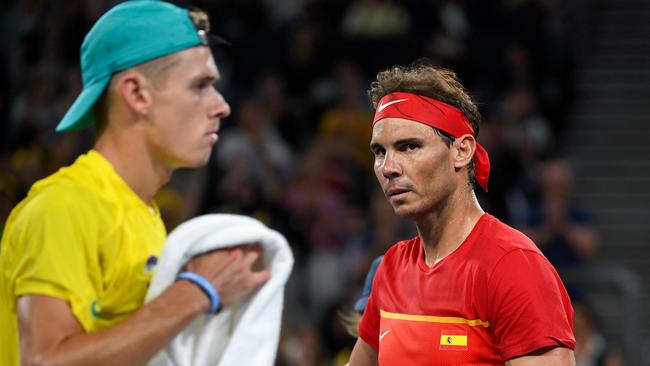 TOPSHOT – Rafael Nadal of Spain (R) walks to his end during his men's singles match against Alex de Minaur of Australia (L) at the ATP Cup tennis tournament in Sydney on January 11, 2020. (Photo by William WEST / AFP) / — IMAGE RESTRICTED TO EDITORIAL USE – NO COMMERCIAL USE —