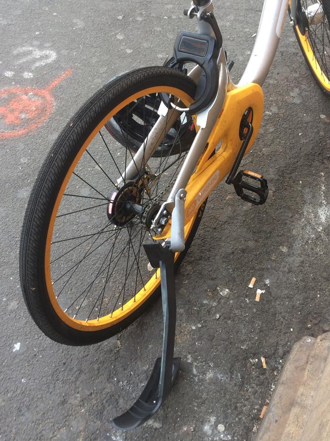 O-Bikes broken rear wheel lock and the sign in the basket telling riders to park in properly designated locations.