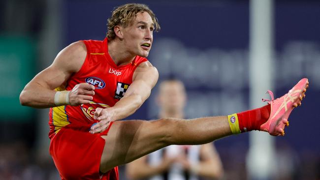 GOLD COAST, AUSTRALIA - JUNE 29: Sam Clohesy of the Suns kicks the ball during the 2024 AFL Round 16 match between the Gold Coast SUNS and the Collingwood Magpies at People First Stadium on June 29, 2024 in Gold Coast, Australia. (Photo by Russell Freeman/AFL Photos via Getty Images)