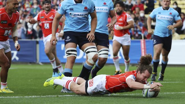 Michael Little of the Sunwolves scores a try.