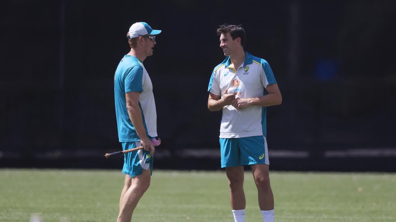 Australia interim coach Andrew McDonald talks to Pat Cummins.