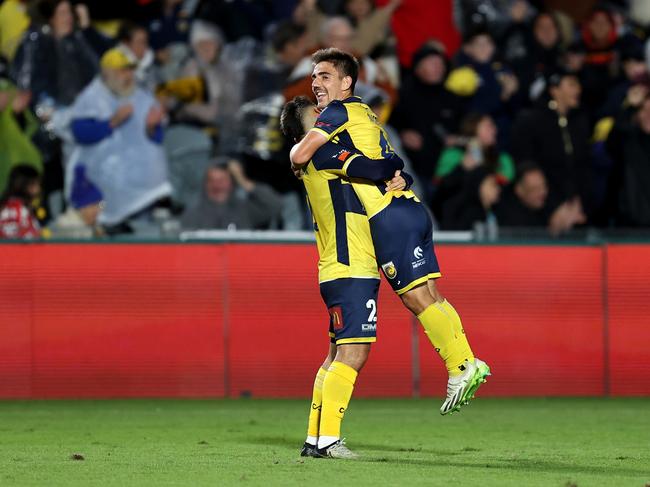GOSFORD, AUSTRALIA - MAY 18: Mikael Doka and Joshua Nisbet of the Mariners celebrate at full-time during the A-League Men Semi Final match between Central Coast Mariners and Sydney FC at Industree Group Stadium, on May 18, 2024, in Gosford, Australia. (Photo by Brendon Thorne/Getty Images)