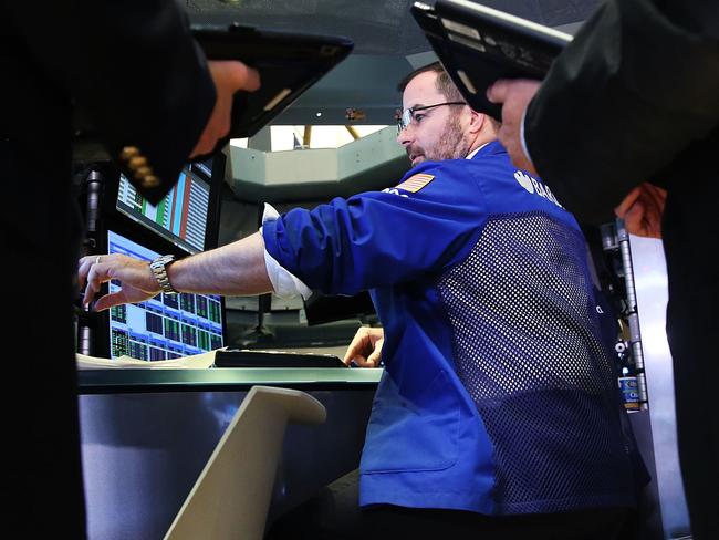 NEW YORK, NY - DECEMBER 21: Traders work on the floor of the New York Stock Exchange (NYSE) on December 21, 2015 in New York City. The Dow Jones industrial average was up over 100 points in morning trading following Friday's huge drop as the price of oil continued its yearly fall. Spencer Platt/Getty Images/AFP == FOR NEWSPAPERS, INTERNET, TELCOS & TELEVISION USE ONLY ==