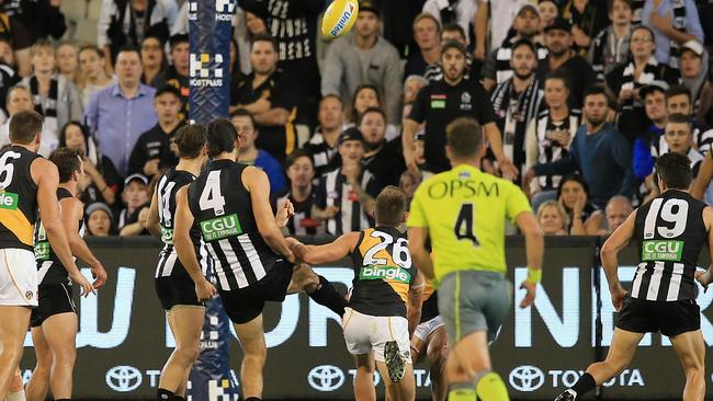 Brodie Grundy kicks the matchwinner with four seconds on the clock. Picture: Wayne Ludbey