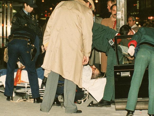 DECEMBER 16, 1985 : Body of mafia crime boss Paul Castellano lies on stretcher outside a New York restaurant after he and his bodyguards were gunned down in 16/12/85 file photo, that allowed mobster John Gotti to claim top spot in Gambino family following gangland shooting. Historical USA / Crime / Murder