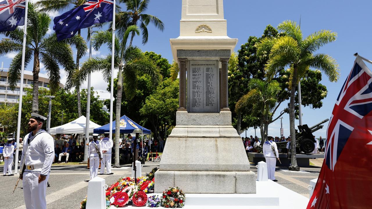 Cairns crowds gathers at cenotaph on Remembrance Day | Daily Telegraph