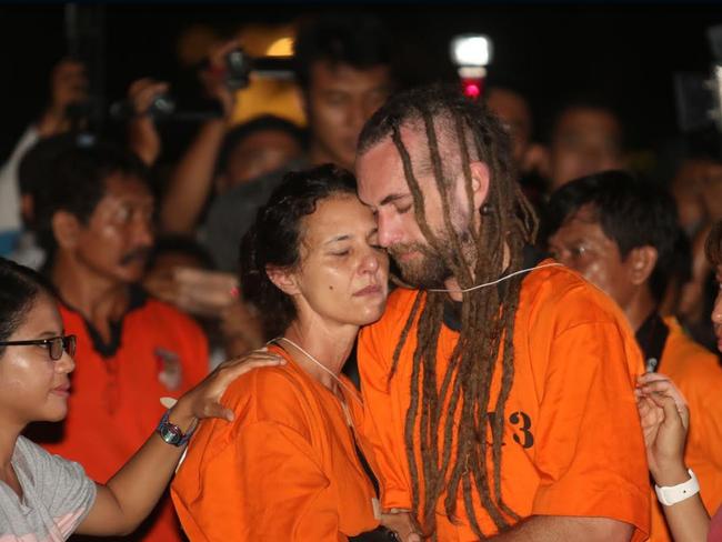 Sara Connor and David Taylor embrace on Kuta Beach. Picture: Zul Edoardo.