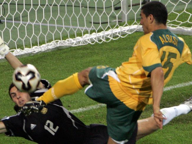 Argentine goalkeeper Leonardo Franco misses a kick from Australian forward John Aloisi during the 2005 FIFA football Confederations Cup at Frankenstadion in Nuremberg 18 June 2005. Argentina leads 3-2 . AFP PHOTO MARCUS BRANDT