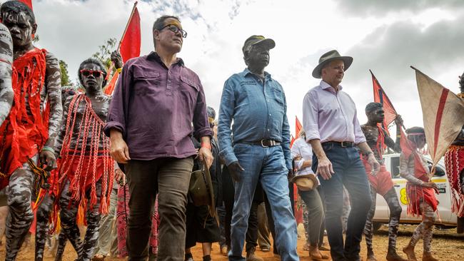 Luke Gosling, Yolngu Elder Djawa Yunupingu and Anthony Albanese. Picture: Getty Images