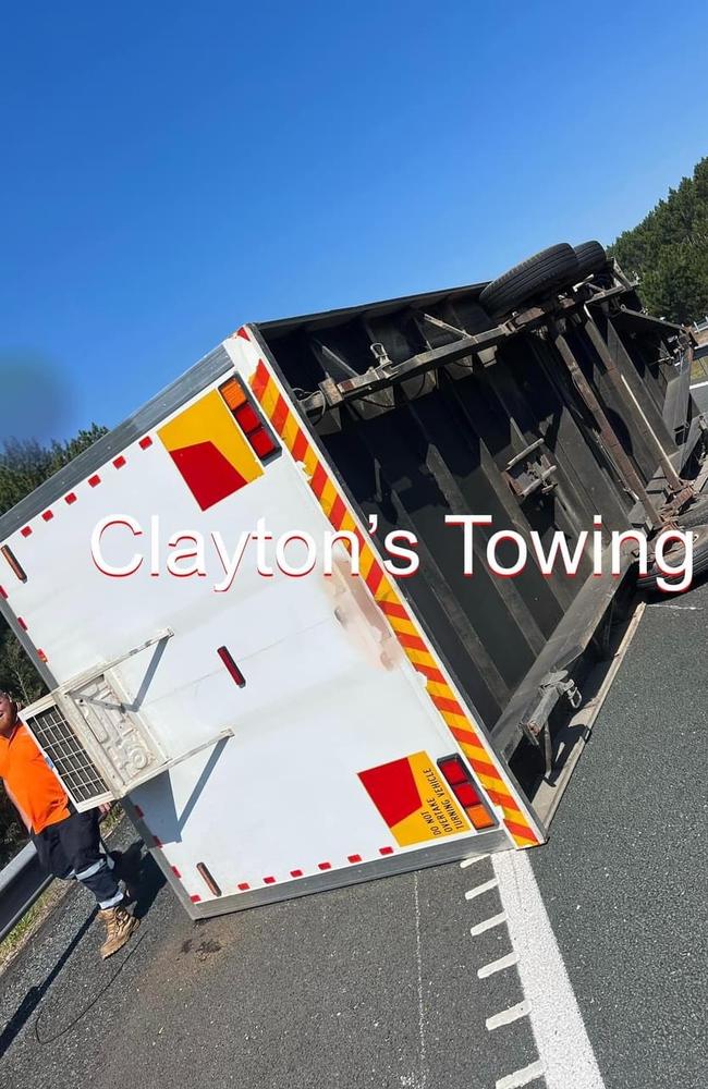 The trailer blocked one southbound lane. Photos: Claytons Towing