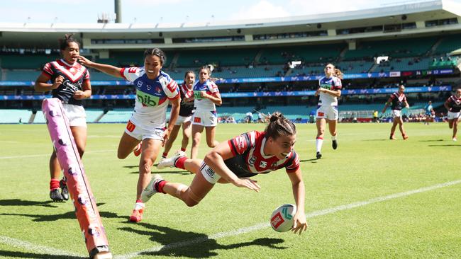 Jessica Sergis launches over the try line.