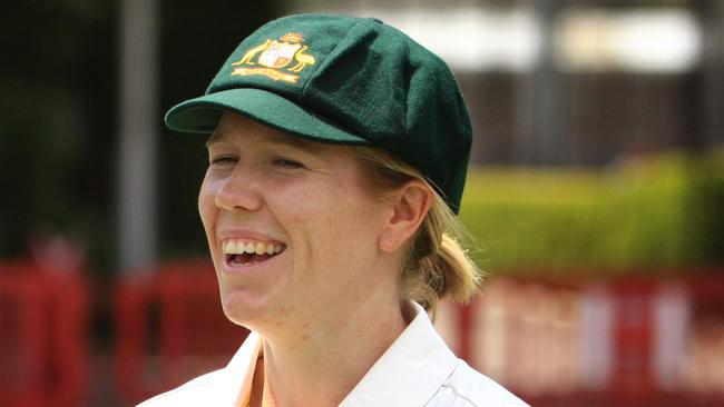 Alex Blackwell says the men’s and women’s teams should wear the same baggy green.