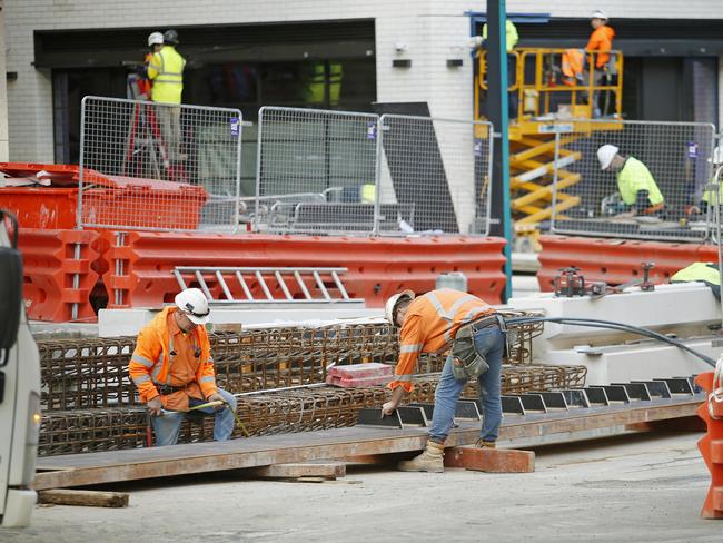 SYDNEY, AUSTRALIA - NewsWire Photos JULY 18, 2024: Construction workers on a work site in North Sydney. The CFMEU's construction   remains embattled after allegations of infiltration by criminal elements. Picture: NewsWire / John Appleyard