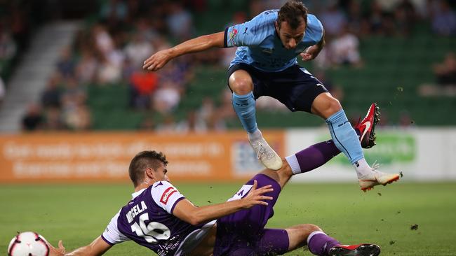 Sydney FC’s Adam le Fondre avoids the challenge of Perth’s Tomislav Mrcela. Picture: Getty Images.