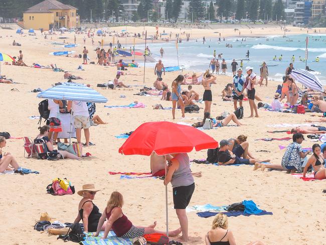 Crowds flocked to Manly Beach today .Manly, Monday, 08 January, 2018. (AAP Image / Rafal Kontrym).