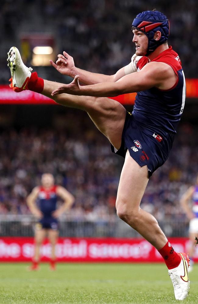 Angus Brayshaw kicks a goal. Picture: Dylan Burns/AFL Photos via Getty Images