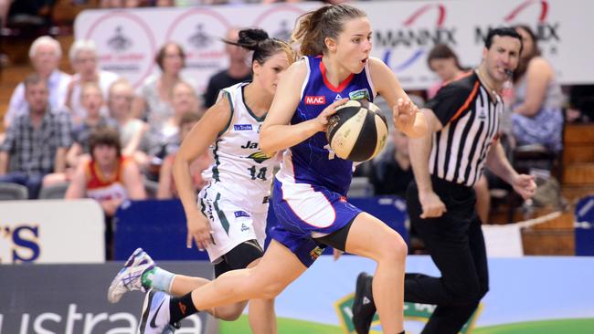 06/12/15 - Adelaide Lightning v Dandenong Rangers WNBL game at ADELAIDE ARENA. Adelaide's Morgan Yeger. Photo Tom Huntley