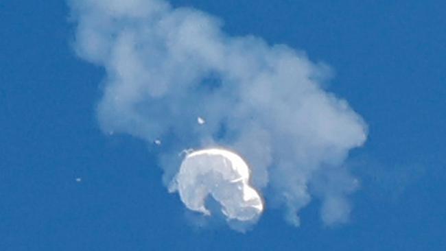 The suspected Chinese spy balloon drifts to the ocean after being shot down off the coast in Surfside Beach, South Carolina, U.S. February 4, 2023.  REUTERS/Randall Hill      TPX IMAGES OF THE DAY