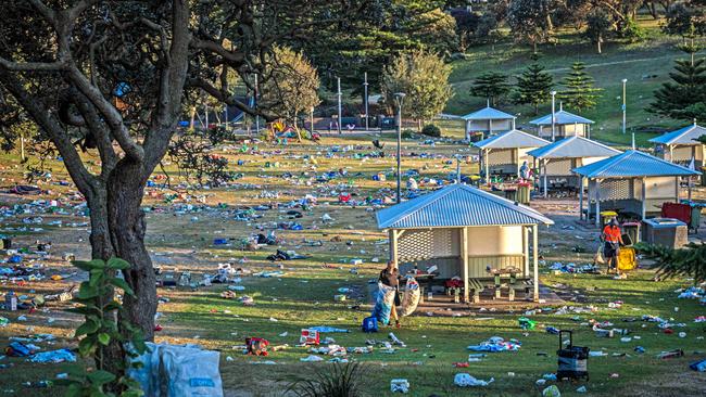 A small number of people were cleaning up on the morning of Boxing Day 2024. Picture: NewsWire / Flavio Brancaleone