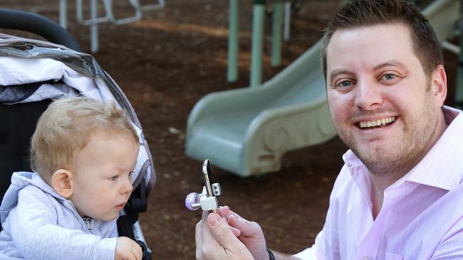 Dave Canavan has invented a device to make kids look at your phone while you a taking a photo of them. It is called the baby focus and he has patented and trying to raise funds to manufacture it. 18 month old Lennon.