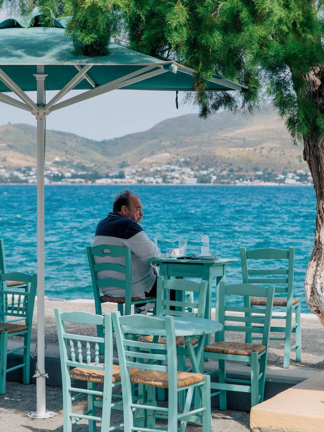 Table for one at To Paradosiako. Photography: Thomas Gravanis.