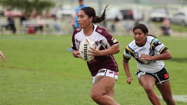 Felice Quinlan runs the ball for Burleigh Bears. Picture: Erick Lucero