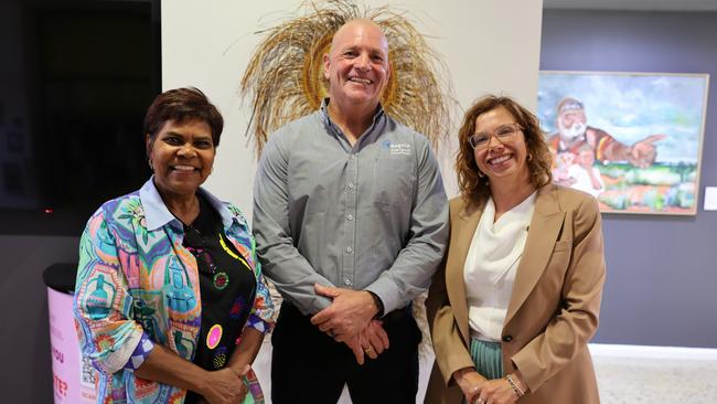 KATHERINE, NT, Jan 21, 2025: Lingiari MP Marion Scrymgour, Bagala Aboriginal Corporation CEO Steve Smith, and Social Services Minister Amanda Rishworth. The federal government will fund three new community-led Menâs Wellness Centres in the Top End to provide support for Indigenous men and boys to recognise signs of healthy and unhealthy relationships. Picture: Supplied.