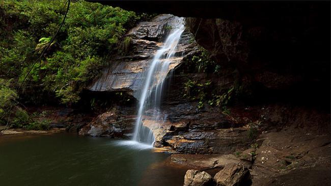 A man has died after falling at Minnehaha Falls, near Katoomba.