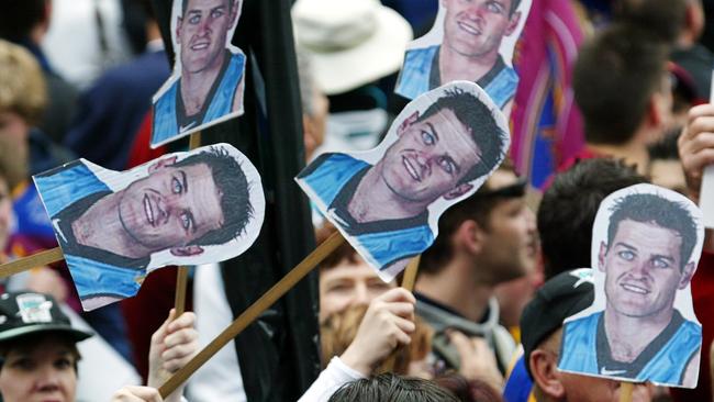 Fans holding Josh Mahoney placards during the 2004 parade. Picture: HWT Library.