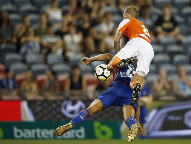 Jacob Pepper crunches Andrew Nabbout.