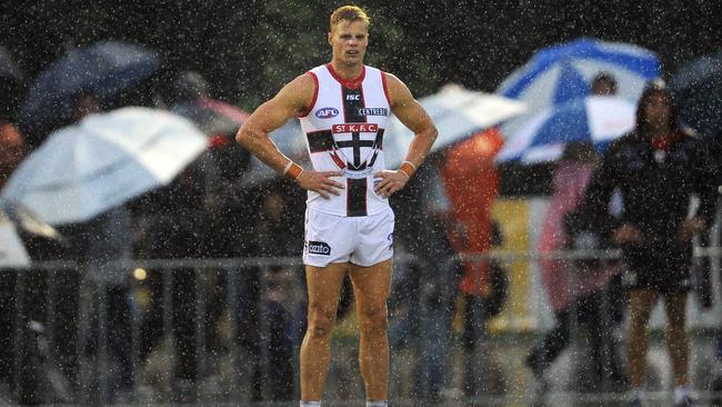 Nick Riewoldt braves the Wangaratta rain.