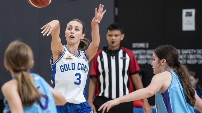 Jaya Lowe for Rollers. Gold Coast Rollers vs Cairns Dolphins. Semi Final. Under 16 Girls State Basketball Championships. Thursday, April 14, 2022. Picture: Nev Madsen.